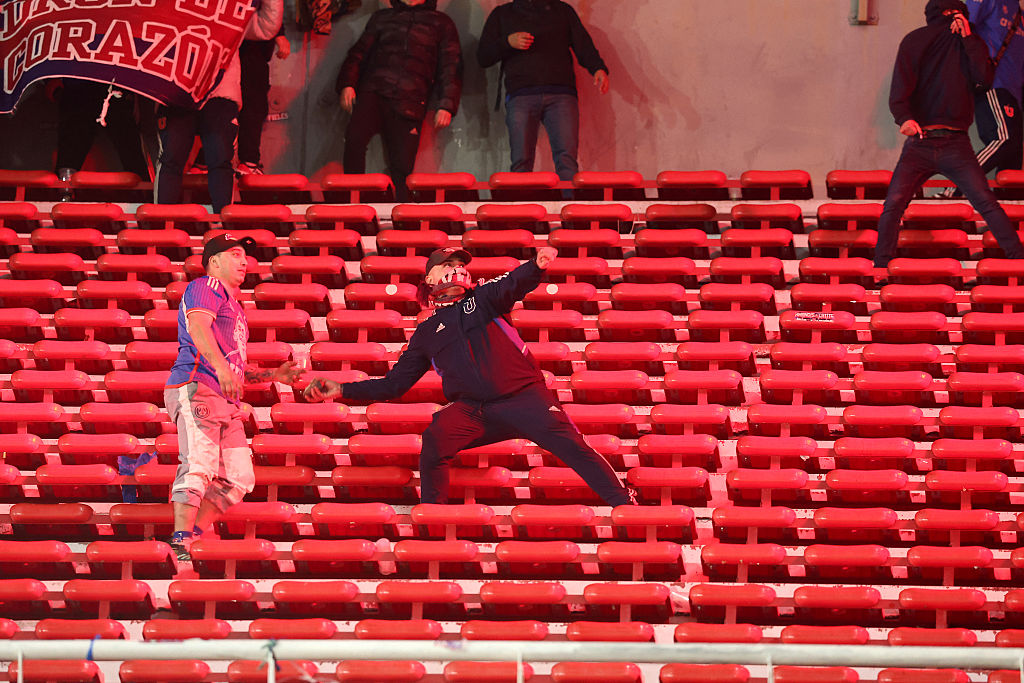 ⚠️ Match halted as fans set fire in stadium and throw objects
